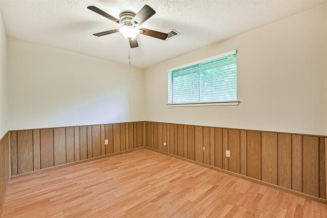 Building Photo - 504 Kingsbury Ln