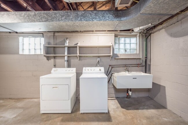 Building Photo - AVAILABLE MAY 1ST! UPDATED THROUGHOUT! 3-bedroom in Beechview!