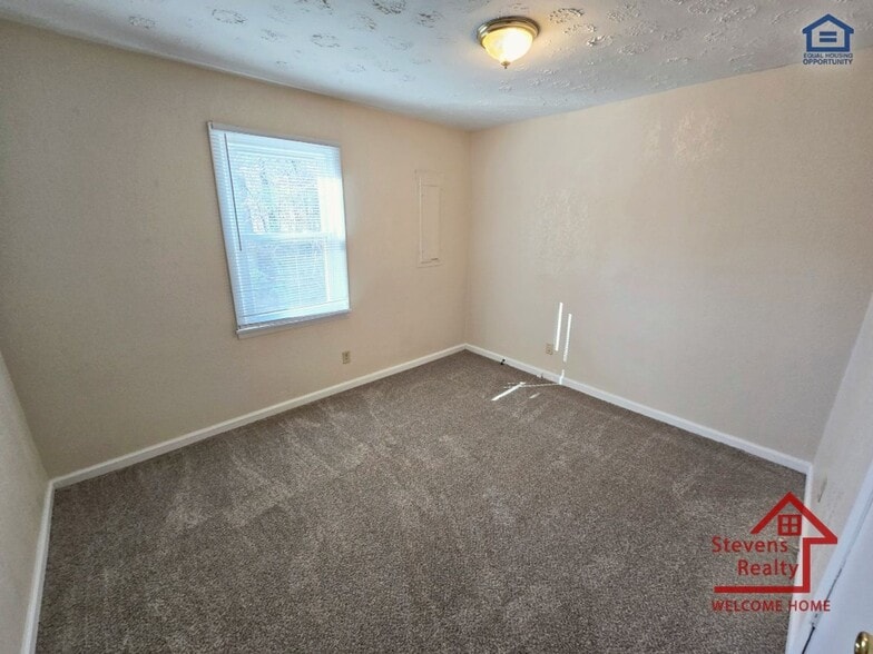 Building Photo - 210 Holly Berry Ln