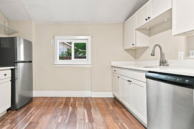 Building Photo - $1,595.95 with $250 Cleaning Voucher, 1 Bed - 1 Bath, Single Family Home in Aurora with Private a...