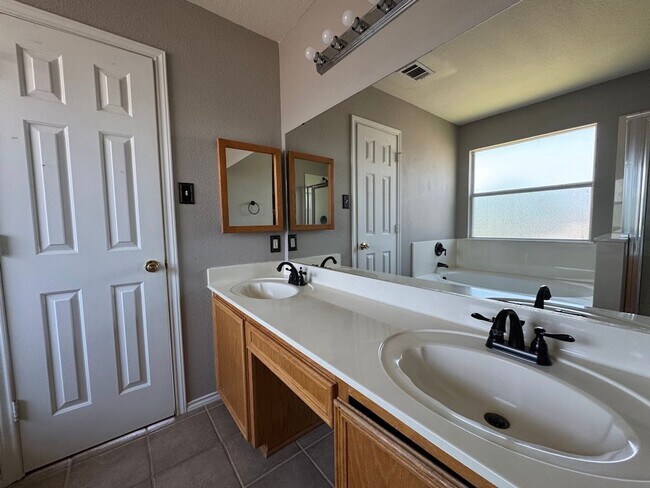Building Photo - 217 Tepee Dr