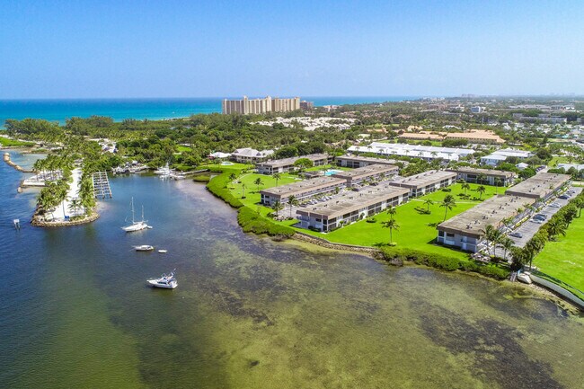 Building Photo - 755 Saturn St