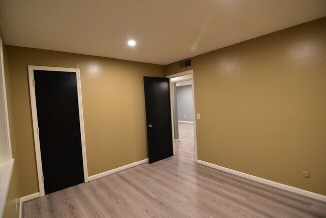 Building Photo - Great, updated condo with ton's of amenities!