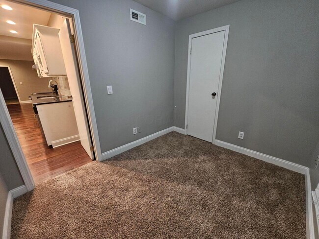 Building Photo - 402 W 3rd Ave