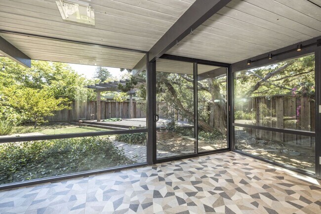 Building Photo - Charming Eichler in Super Desirable Community Center!