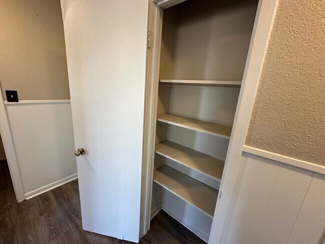 Building Photo - 1921 N Carlyle Ave