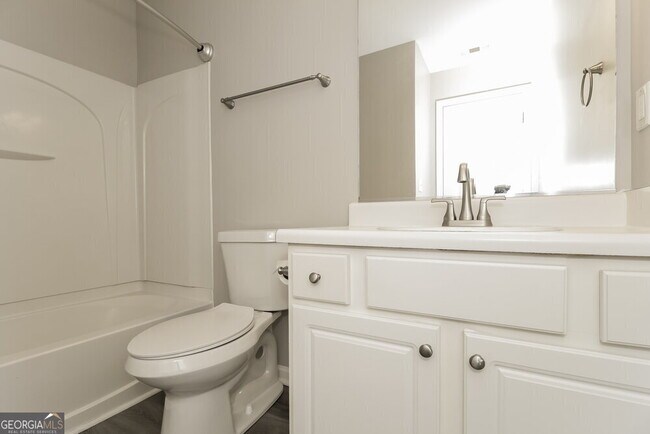 Building Photo - 128 Creekwood Tr