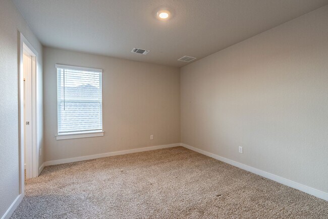 Building Photo - Beautiful 4 Bedroom, 2.5 Bathroom home in Manor!!!