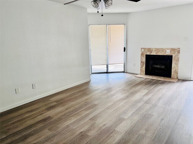 Building Photo - 9797 Leawood Blvd