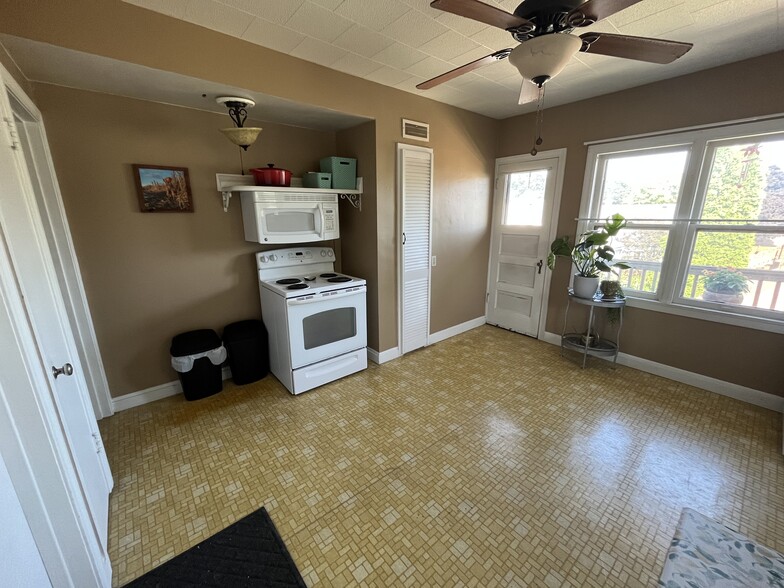 Kitchen - 3508 S Pine Ave