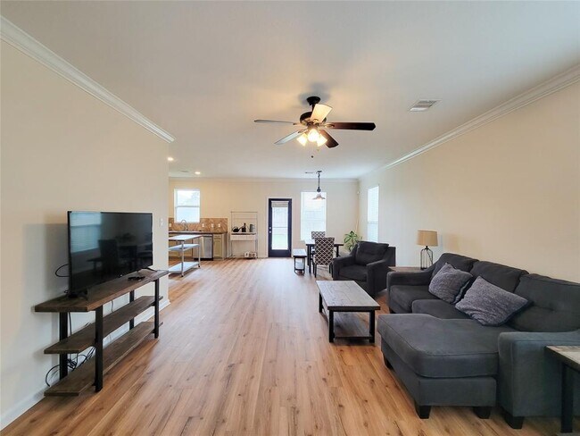 Building Photo - 1610 Pointe Leone