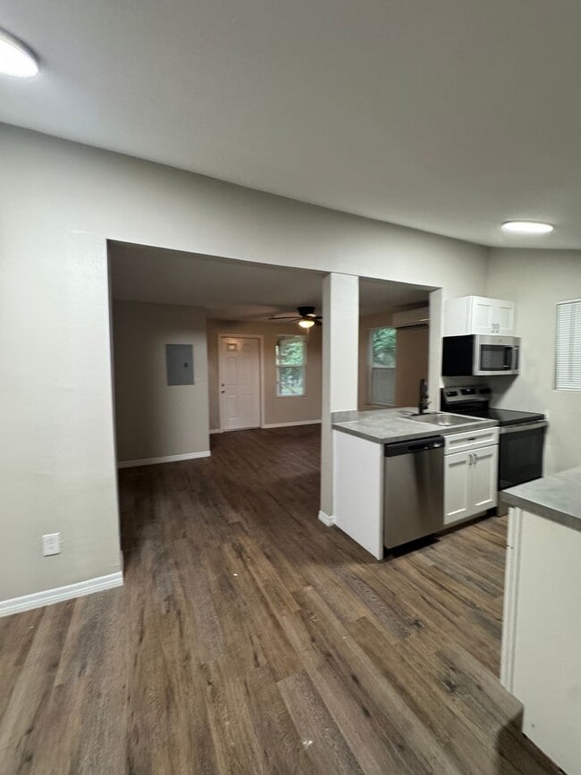 Building Photo - Renovated 2 bedroom, 2 bathroom duplex in ...