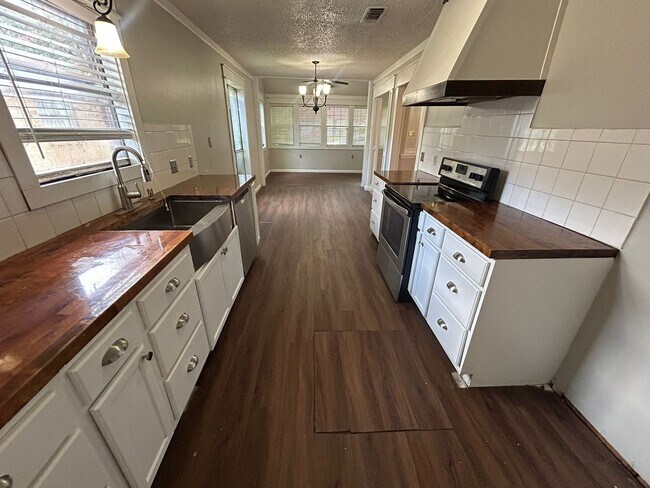 Building Photo - 1006 Holly Hill Ct