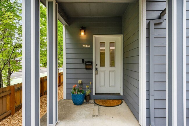 Building Photo - Creston-Kenilworth Neighborhood Newer Cons...