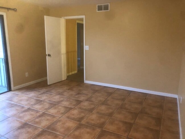 Building Photo - 1717 Vista Oaks Cir NE