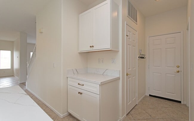 Building Photo - 2159 Island Shore Way