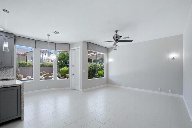 Building Photo - 7647 E Los Gatos Dr