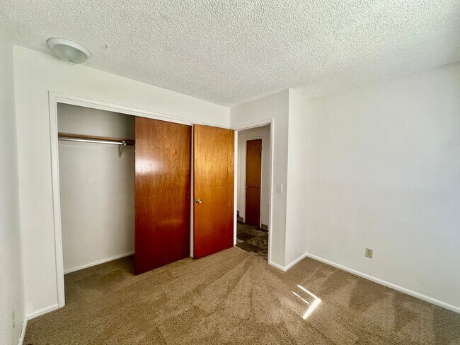Building Photo - 2.2. miles to Sky Lakes Medical Center and...