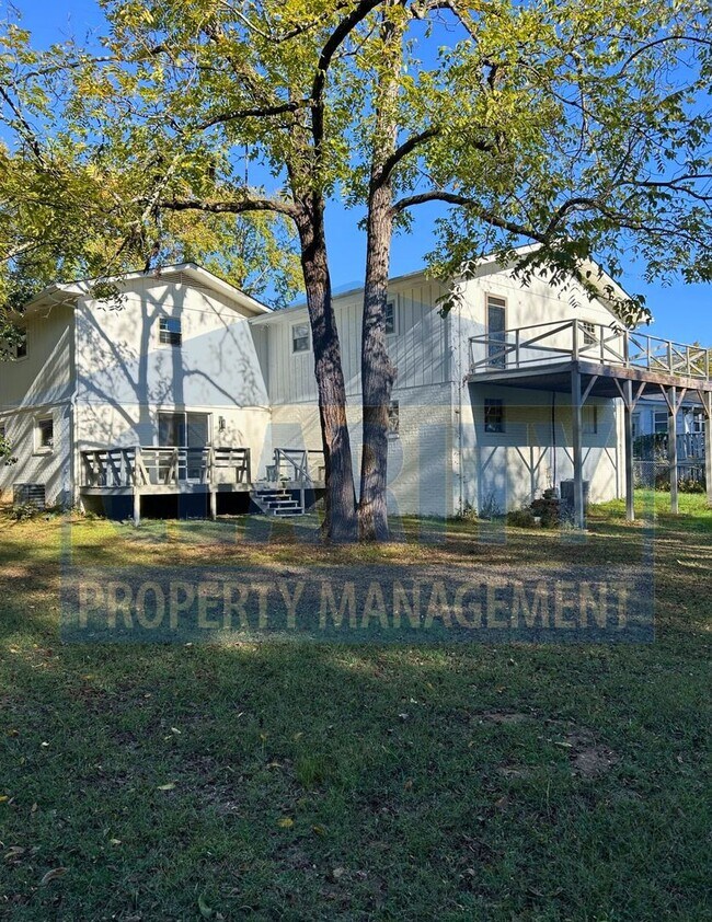 Building Photo - Charming two story home with garage and large yard!