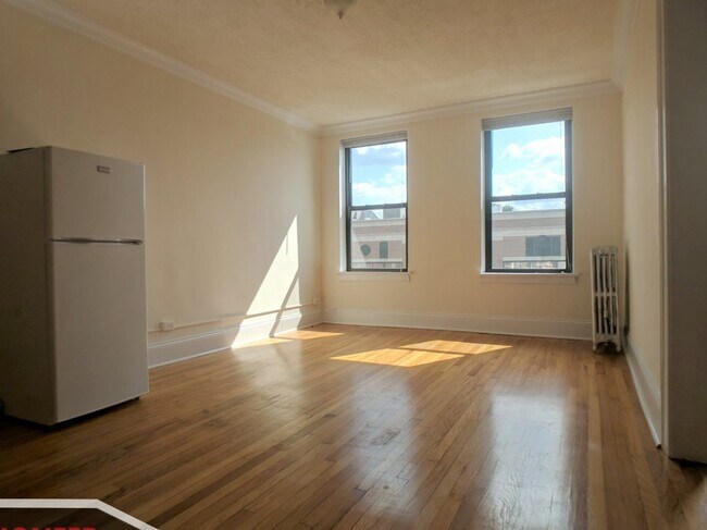 Building Photo - 2737 N Spaulding Ave