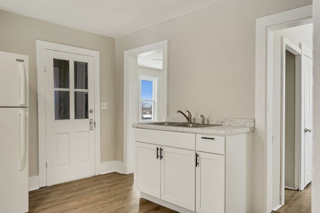 Building Photo - 1407 4th St S