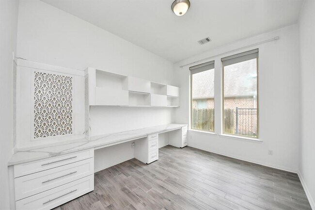 Building Photo - 10910 Wardrop Pl
