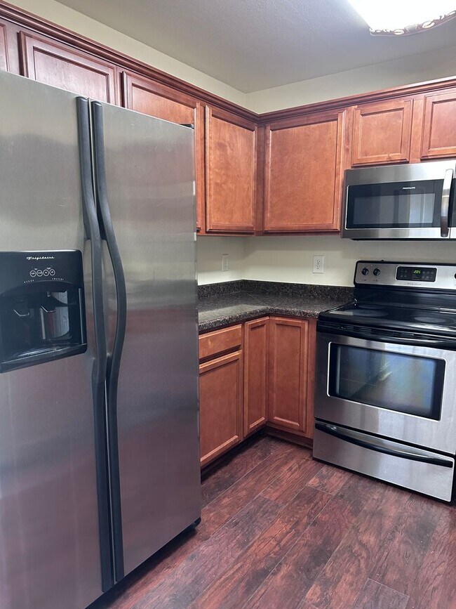 Building Photo - Great Location - 2 Bedroom/2.5 Bath Condo ...