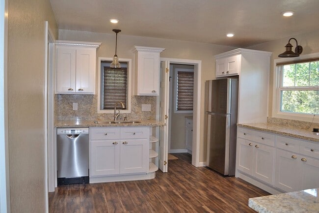 Building Photo - 15900B Matilija Dr