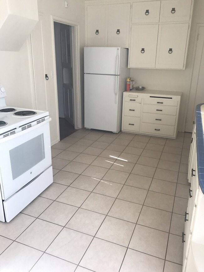 Building Photo - Country home