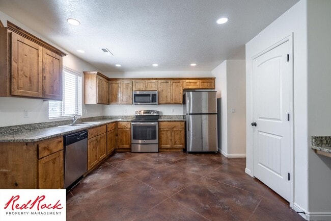 Building Photo - Charming 3 Bedroom Townhome with INTERNET INCLUDED & Dog-Friendly!