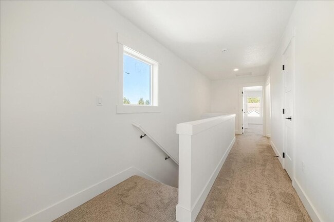 Building Photo - Stunning New Townhome in Gresham - 1 Months Free!