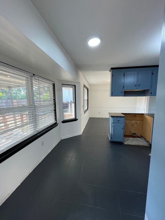 Building Photo - 910 Clearmont Dr