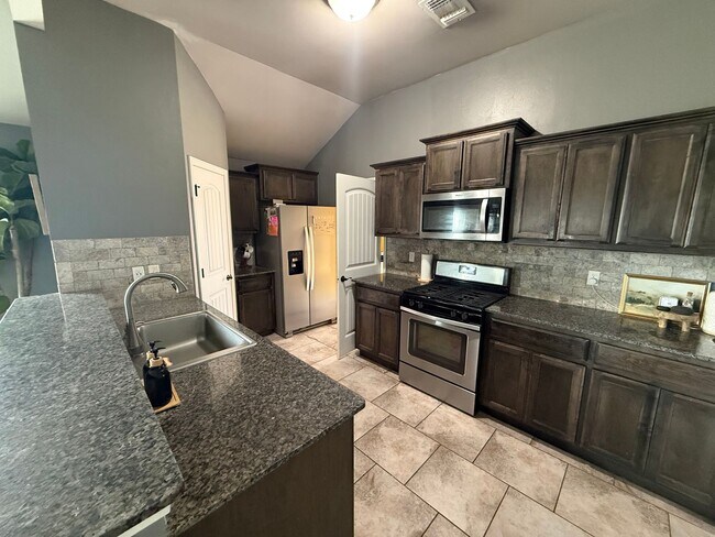 Building Photo - Immaculate 3 bed 2 bath in Mustang Schools, ready for move in on or before July 1st!