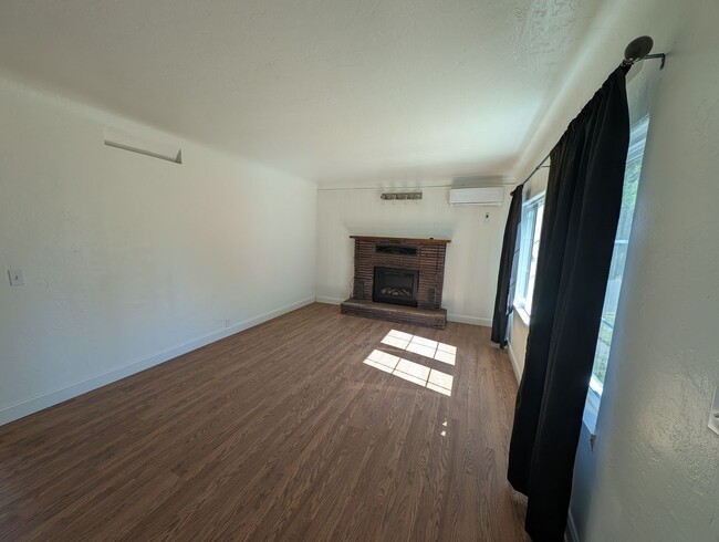 Building Photo - 4 Bedroom Home near Caldwell Park