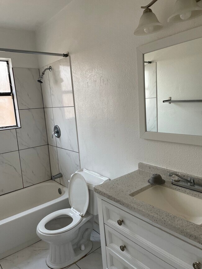 Building Photo - 1408 Bluffview Dr