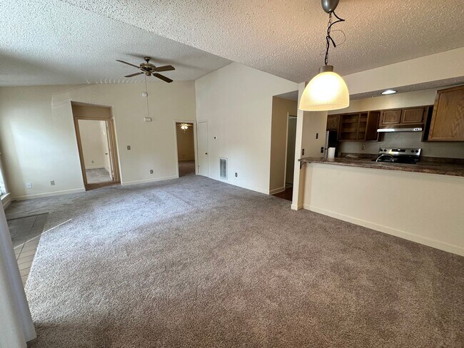 Building Photo - 2 Bedroom Condo in Deerwood Knoll