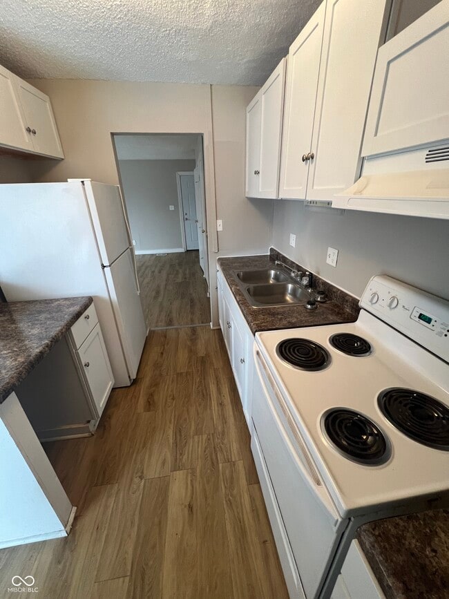 Building Photo - 9413 English Oak Dr