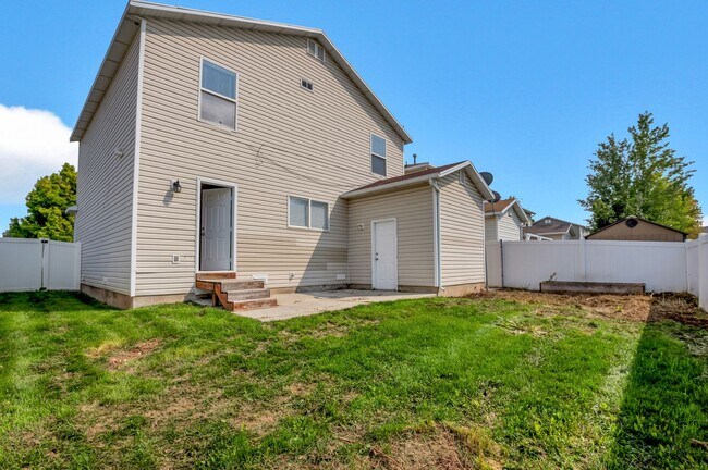 Building Photo - Newly Updated Pet Friendly 3 Bed - 2 Bath ...