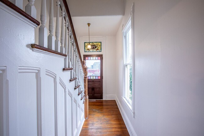 Building Photo - 1940-1946-1946 SW Market St Dr