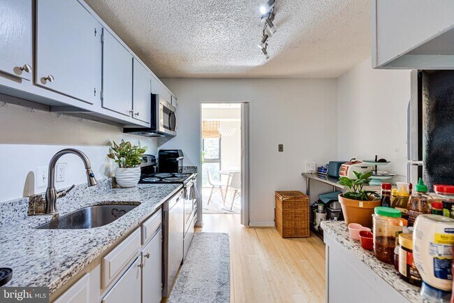 Building Photo - 2300 Pimmit Dr