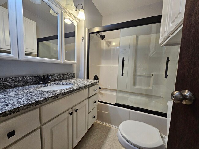 Building Photo - 3 bedroom 2 bath with additional lower lev...