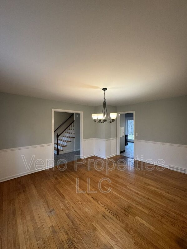 Building Photo - 15 Rivercrest Dr