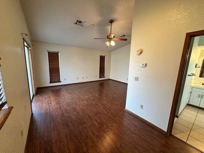 Building Photo - 4bed/3bath Home Available for Rent in Central Norman!!