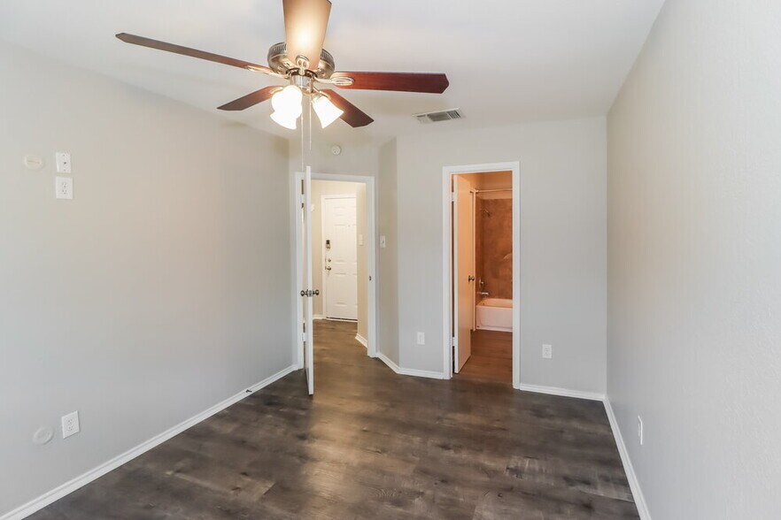 Building Photo - 2006 Andover Dr