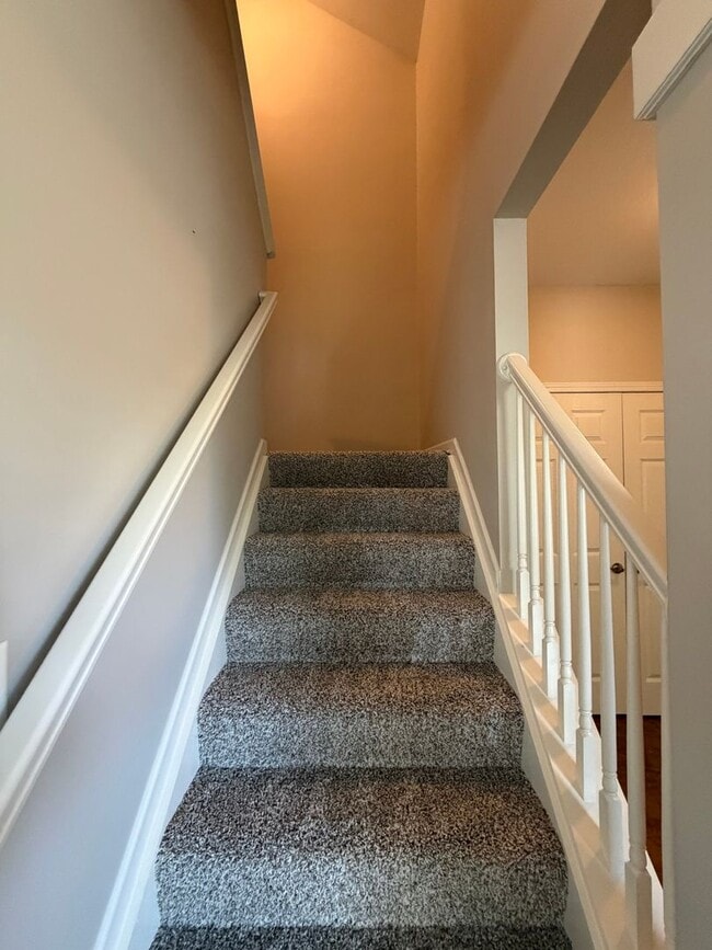 Building Photo - Stunning 3 Bedroom Home with Primary Suite on First Floor