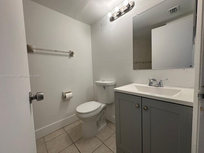 Building Photo - 215 Lake Pointe Dr