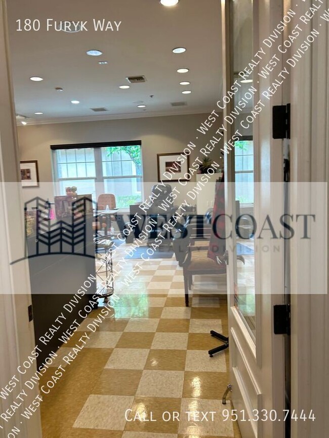 Building Photo - COMING SOON!!! 2bd/2ba with golf course an...