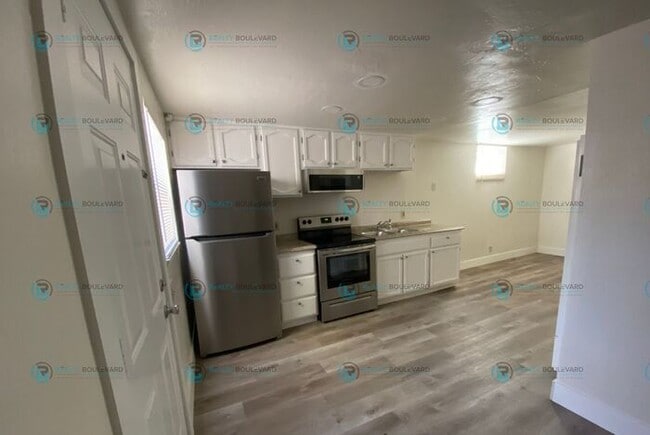 Building Photo - 1/2 Month Free! 1 Bedroom 1 Bath in Near Wells District/Midtown