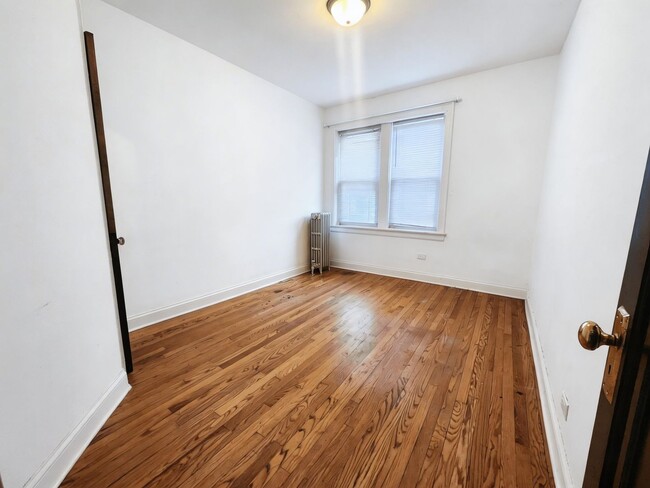 Building Photo - Spacious 2bed/1bath With Vintage Touches and Updated Kitchen