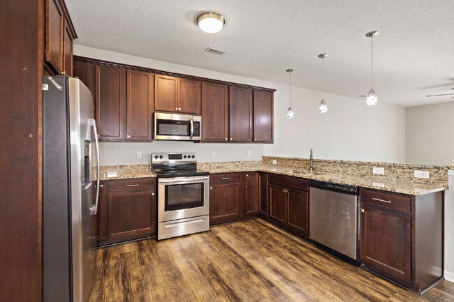 Building Photo - Fantastic like new townhouse in Suffolk